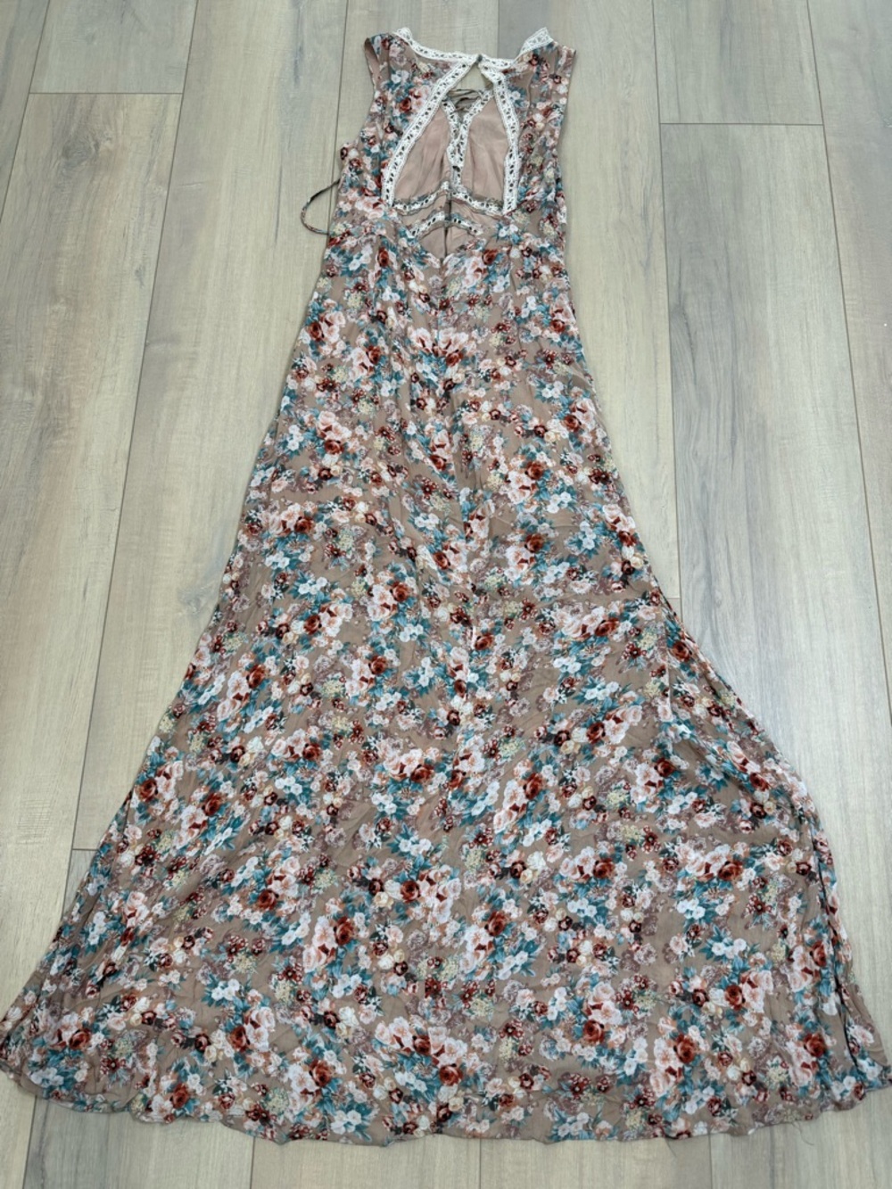 Lulu's Floral lace -Trim Maxi Dress in Blush and Teal - Picture 6 of 9